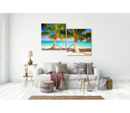 Гамак и пальмы на тропическом берегу