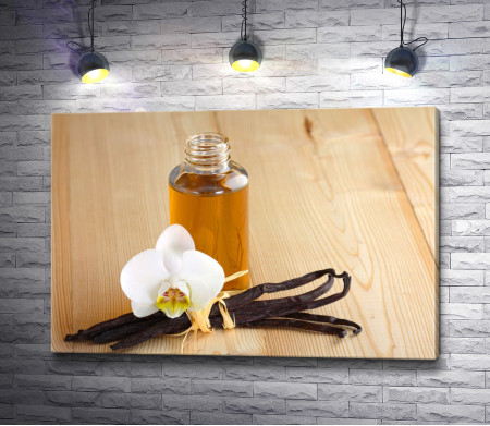 Стручки ванили,  цветок и парфюм на деревянном фоне 