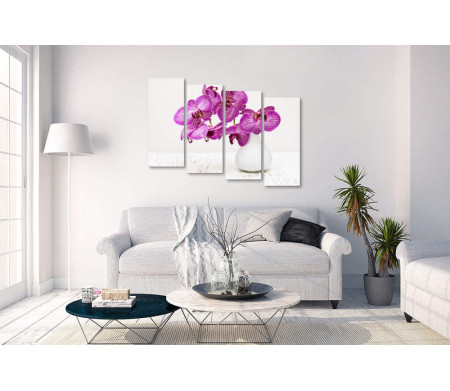 Пурпурные орхидеи в белой вазе