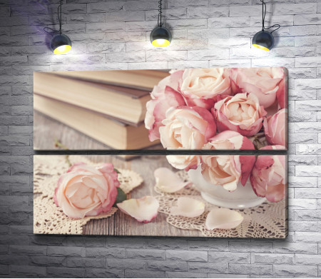 Натюрморт с чайными розами, книгами и кружевом