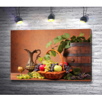 Натюрморт: Деревянные бочки, свежие фрукты и металлическая посуда 