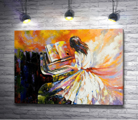 Девушка в платье играет на пианино 