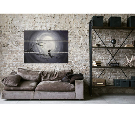 Ворон на ветке на фоне луны, картина в черно-белых тонах