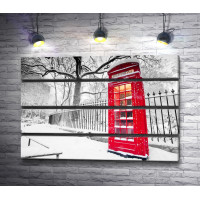 Красная телефонная будка в зимней Англии, Лондон