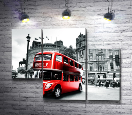 Красный автобус в черно-белом Лондоне