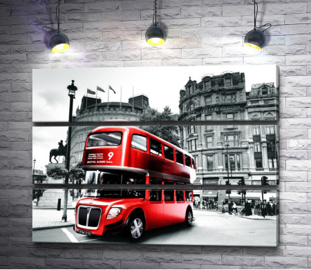 Красный автобус в черно-белом Лондоне