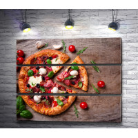 Итальянская пицца на деревянном столе