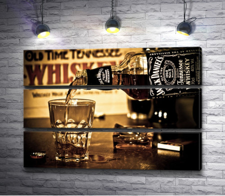 Виски Jack Daniel's наливают в стакан