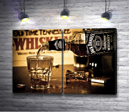 Виски Jack Daniel's наливают в стакан