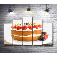 Бисквитный торт со сливками и свежими ягодами