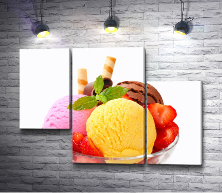 Разноцветные шарики мороженого с клубникой