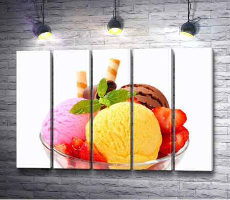 Разноцветные шарики мороженого с клубникой