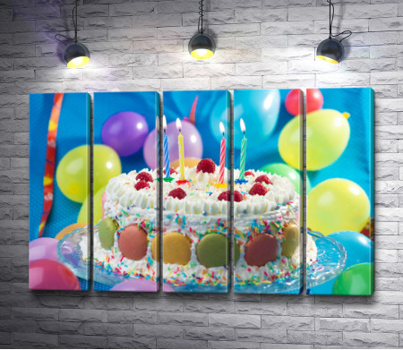 Праздничный именинный торт со свечами и шарами