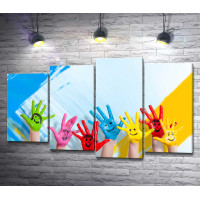 Детские руки разных цветов с нарисованными улыбками