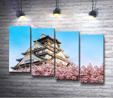 Замок Осака в цветах сакуры