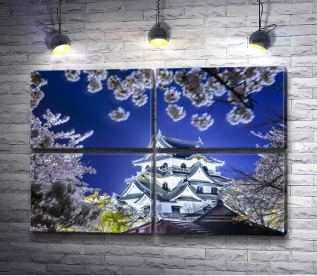 Японский дом внутри цветов