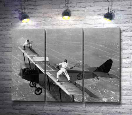 Игра в теннис на крыльях самолета. Черно-белое фото