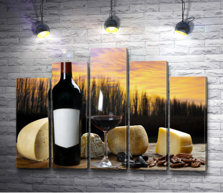 Итальянский натюрморт: бутылка вина, бокал, сыр, сухофрукты