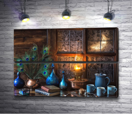 Старинные книги, голубой чайный сервиз, масляная лампа и ваза с павлиньими перьями