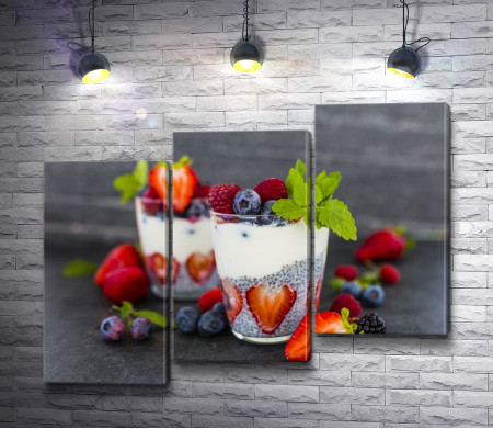 Десерт в стаканах со свежими ягодами и листиком мяты