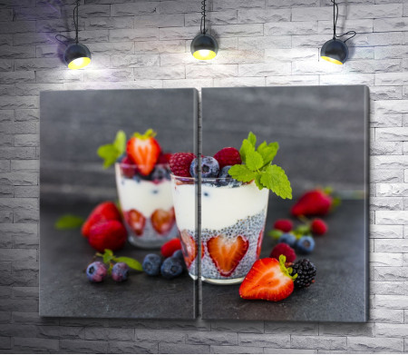 Десерт в стаканах со свежими ягодами и листиком мяты