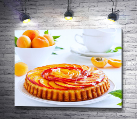 Персиковый тартатен на белой тарелка