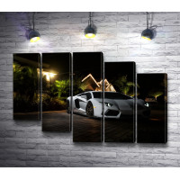 Белый Lamborghini Aventador на парковке у дома