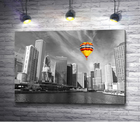 Яркий воздушный шар над черно-белым городом с рекой, Чикаго