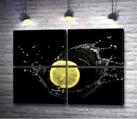 Лимон с брызгами воды на черном фоне