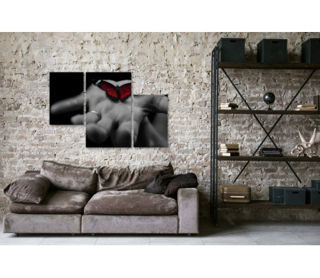 Красная бабочка на черно-белой ладошке