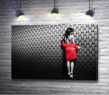 Черно-белое фото девушки в красном халате