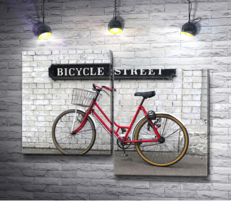Велосипед стоит у стены
