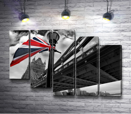Цветной флаг Британии на фоне Тауэрского моста в черно-белой гамме, Лондон