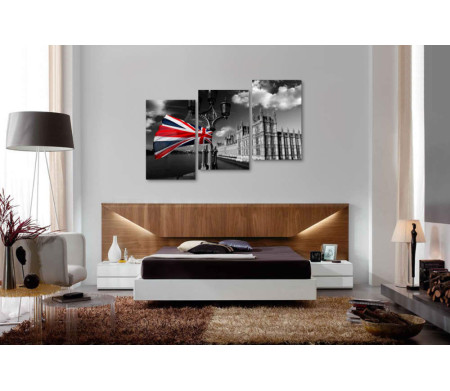 Флаг Великобритании на фоне архитектуры Лондона в черно-белой гамме