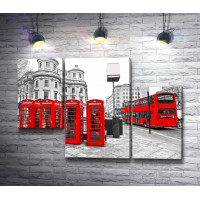 Красные телефонные будки и красный автобус в черно-белом Лондоне