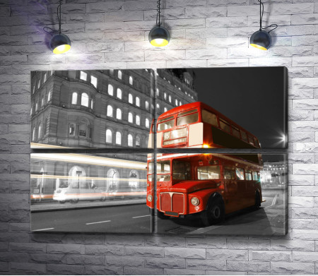 Двухэтажный автобус красного цвета на улицах Лондона в черно-белой гамме