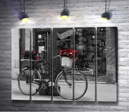 Велосипед с корзинами подарков, фото в черно-белой гамме