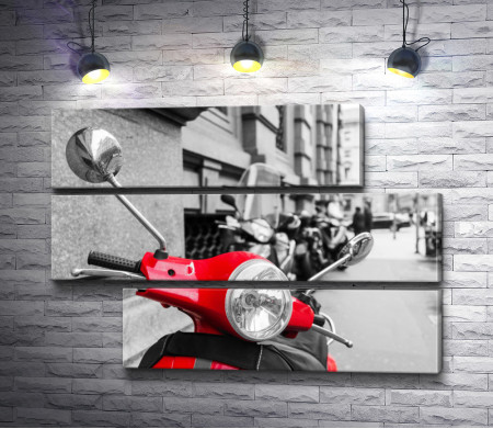 Черно-белое фото мотоциклов с красными акцентами