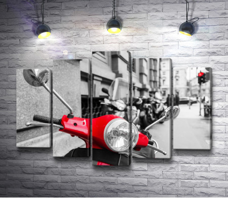 Черно-белое фото мотоциклов с красными акцентами