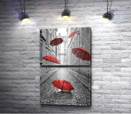 Красные зонтики на улице в дождливую погоду, фото в черно-белой гамме