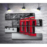 Красные телефонные будки на фоне черно-белого города , Лондон