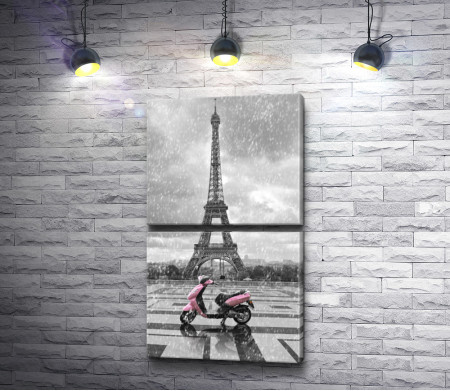 Розовый мопед на фоне Эйфелевой башни, черно-белое фото с цветным акцентом, Париж