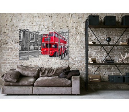 Двухэтажный красный автобус в черно-белом городе