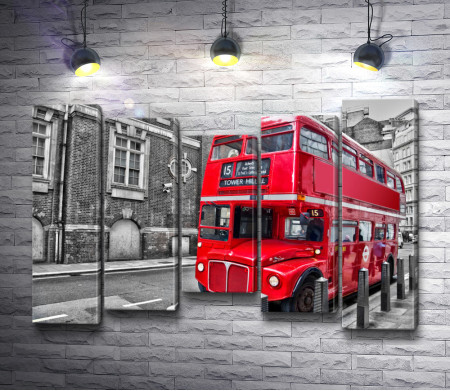 Двухэтажный красный автобус в черно-белом городе