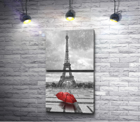 Красный зонт на фоне Эйфелевой башни в черно-белых тонах, Париж