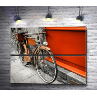 Велосипед у стены