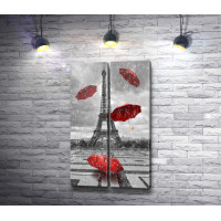 Красные зонты на фоне Эйфелевой башни в черно-белой гамме, Париж