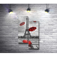 Красные зонты на фоне Эйфелевой башни в черно-белой гамме, Париж