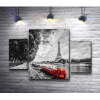 Красная баржа проплывает по Сене возле Эйфелевой башни, Париж