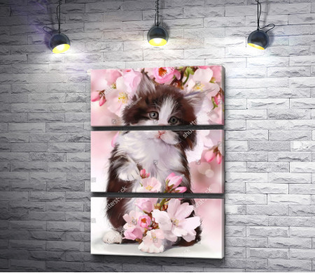 Очаровательный котенок с розовыми цветами